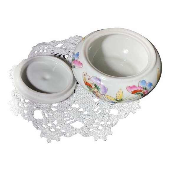 Small Asian trinkets dish with beautiful butterflies hand painted. - Picture 4 of 6